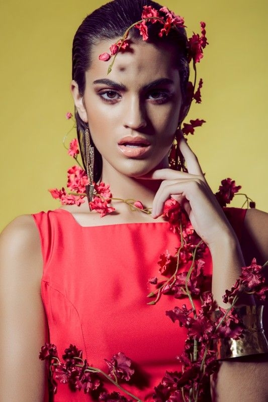 Vestido de coctel corto rojo corte recto escote en la espalda